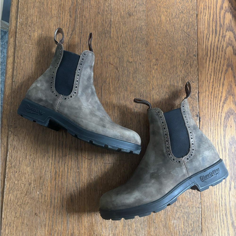 Blundstone Black and Brown Ankle Boots with Rugged Sole
